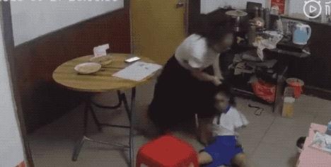 女孩爆料父母玩手机视频,父母沉迷玩手机，家庭关系陷入危机