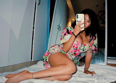 娱乐吃瓜酱92岁超模,娱乐吃瓜酱带你领略时尚传奇  第2张